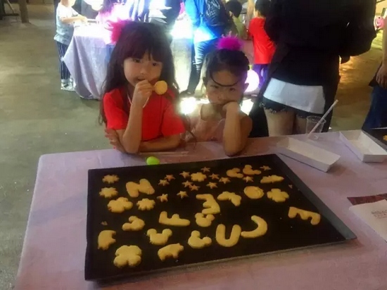 烤制好的餅干，發(fā)揮想象力，畫上美麗的圖案