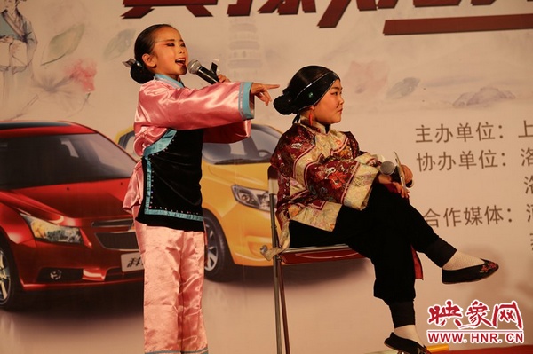 兩個(gè)小演員的表演活潑，惹得觀眾連連叫好。