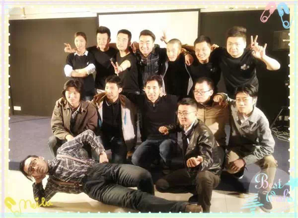 表演結(jié)束，看這哥們兒，為了和演員合影也是蠻拼的！