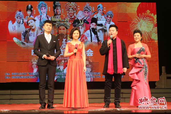 戲迷春晚主持人月陽（右二）、李亞楠（右一）、王巖（左二）、王曉凡（左一）