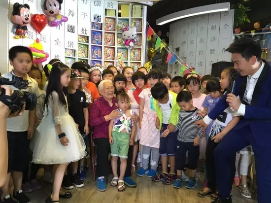 　　豫劇表演藝術家高潔老師和孩子們在一起，講述自己和戲曲的故事，祝福所有的小朋友節(jié)日快樂。