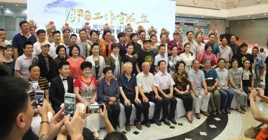 諸多藝術(shù)家和社會(huì)各界人士以及唐派弟子、戲迷到場(chǎng)祝賀