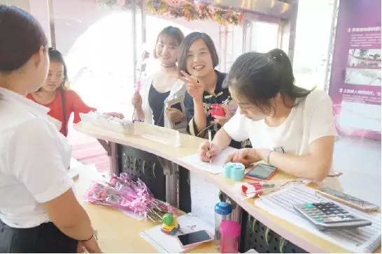 到場嘉賓均獲得巧克力一盒，女士另外還獲得獲得玫瑰花一支。