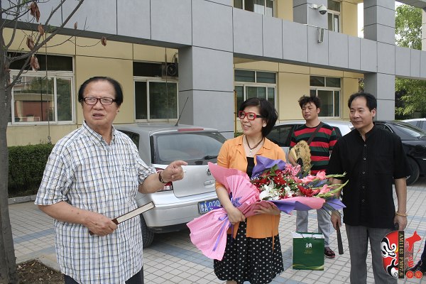  左起：著名豫劇表演藝術(shù)家賈庭聚、河南電臺(tái)戲曲廣播總監(jiān)木子、唐派再傳弟子郭志成等待看望馬云玲女士