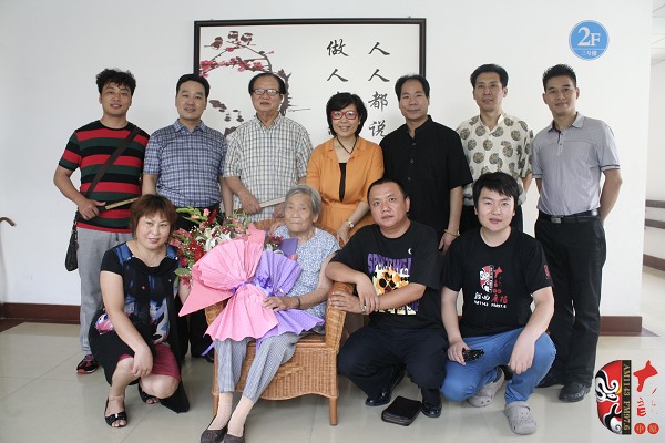 著名豫劇表演藝術(shù)家賈庭聚（后左三）與眾弟子及河南電臺(tái)戲曲廣播總監(jiān)木子（后中）、戲曲廣播品牌部主任月陽