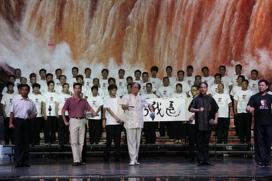 著名表演藝術(shù)家、唐派傳人賈廷聚（中），率眾弟子演唱唐派經(jīng)典名段《還我河山》