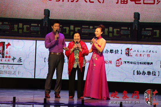 著名越調(diào)表演藝術(shù)家、越調(diào)皇后毛愛(ài)蓮（中）