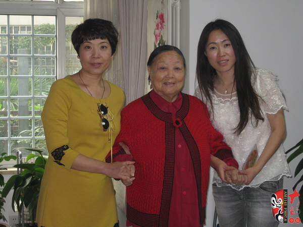 河南電臺戲曲廣播總監(jiān)木子（左)、央視戲曲頻道欄目總編李穎（右）與馬金鳳（中）合影