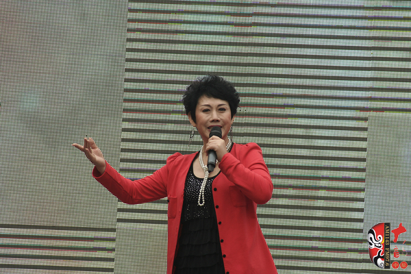 著名豫劇表演藝術(shù)家魏俊英現(xiàn)場演唱豫劇《紅菊》選段“十祝?！?、《五世請纓》選段“先王爺封我是個長壽星”