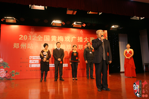 選手五人一組上臺(tái)表演，臺(tái)上為第一組選手