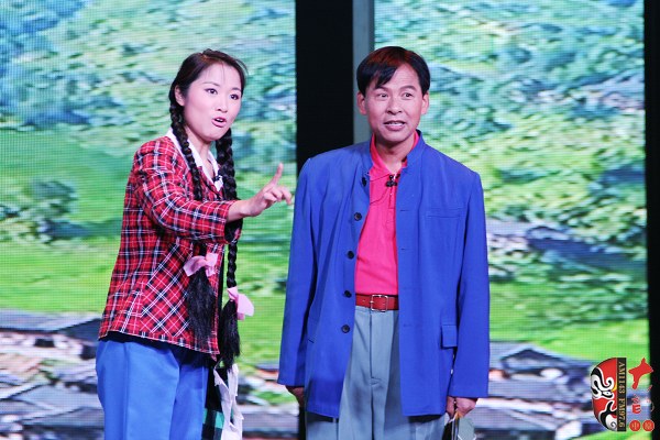 第二場(chǎng)，河南省豫劇三團(tuán)優(yōu)秀演員劉海功（右）飾栓保，安陽(yáng)市票友景永芳（左）飾銀環(huán)