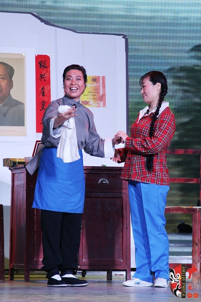 第三場(chǎng)，河南電臺(tái)戲曲廣播總監(jiān)木子（左）飾栓保娘，《梨園星秀場(chǎng)》《有你就有戲》主持人媛媛（右）飾銀環(huán)