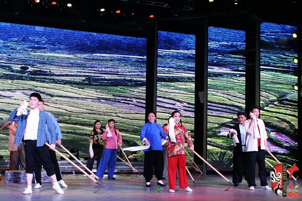 群眾勞動(dòng)場(chǎng)面，劇中演員包含票友、專業(yè)演員、戲迷