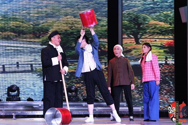 第五場(chǎng)，素雅青年豫劇團(tuán)徐國(guó)言飾老支書(shū)