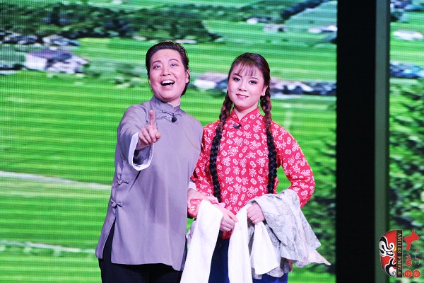 第九場(chǎng)，河南電臺(tái)戲曲廣播總監(jiān)木子（左）飾栓保娘，素雅青年豫劇團(tuán)劉帥毅（右）飾銀環(huán)