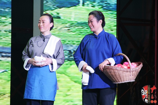 第七場(chǎng)，河南電臺(tái)戲曲廣播副總監(jiān)、中國(guó)播音主持金話筒獎(jiǎng)獲得者張彤（左）飾栓保娘