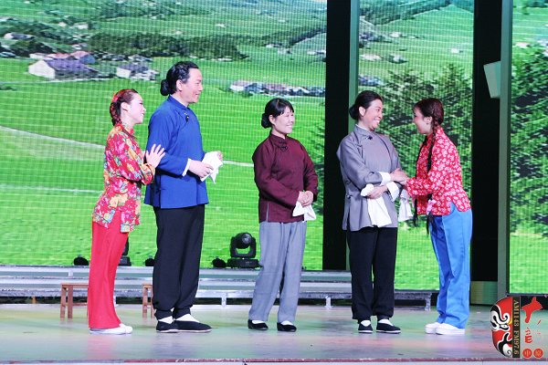 著名戲曲節(jié)目主持人、河南電臺(tái)戲曲廣播當(dāng)家小生月陽(yáng)（左二）反串飾演二大娘