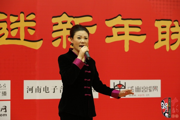 戲曲廣播主持人王唯、曉琴、丁蘭、李鋮及鄭州市曲劇團優(yōu)秀演員張娜共同表演的小品《賣鞋》