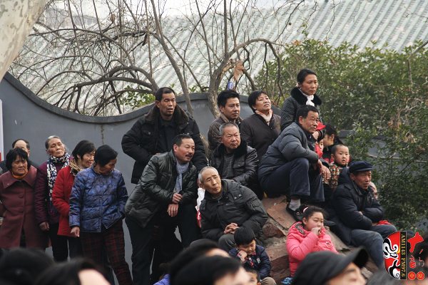 人民公園演出現(xiàn)場(chǎng)擠滿了觀眾，圖為觀眾爬上假山山頭