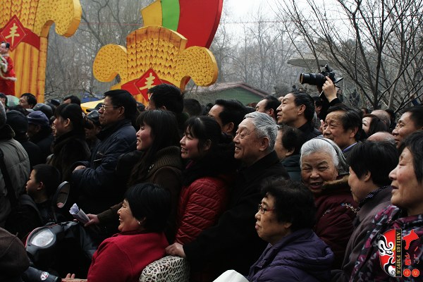 人民公園現(xiàn)場(chǎng)人頭攢動(dòng)，其他媒體記者不得不舉起相機(jī)拍照