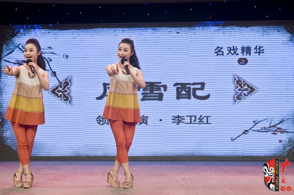 高玉明、高玉慧雙胞胎姐妹助興表演