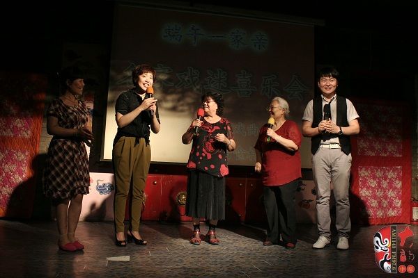 戲曲廣播總監(jiān)木子、豫劇表演藝術(shù)家楊華瑞、高潔、戲曲廣播當(dāng)家小生月陽、票友張華合作表演《朝陽溝》選段