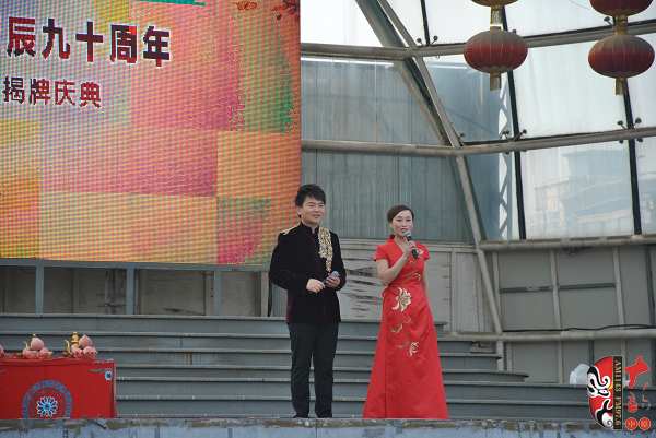 主持人：河南電臺戲曲廣播副總監(jiān)張彤（右）、著名戲曲節(jié)目主持人、戲曲廣播當(dāng)家小生月陽（左）