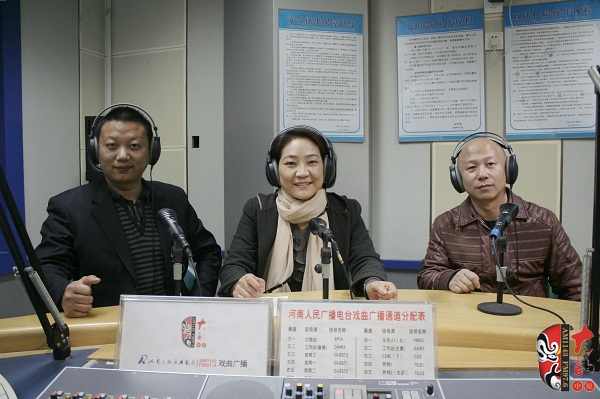 本次傳統(tǒng)古裝大戲《三哭殿》的輔導(dǎo)老師之一、著名越調(diào)演員李娟（中）及本次大戲的主要演員做客直播間