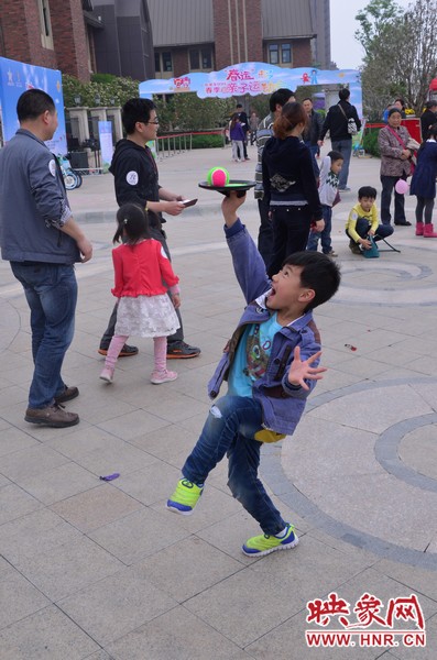 小弟弟，你玩?zhèn)€托球不用這么夸張吧，哈哈！