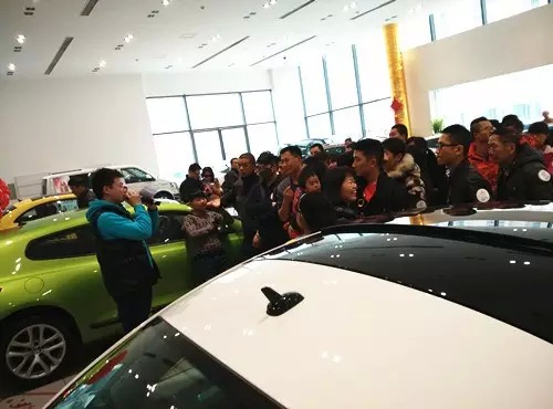 現(xiàn)場活動由私家車廣播《999車生活》主播飛揚(yáng)、佳雨主持，新年呵護(hù)，溫暖你一路。