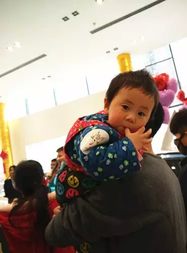 小朋友雖然你骨骼清奇，但是米、油你照樣拎不動啊，還是乖乖的油卡拿好吧。