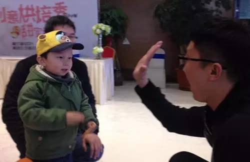 老楊你真心的是童心未泯啊，來，跟叔叔Give Me Five！