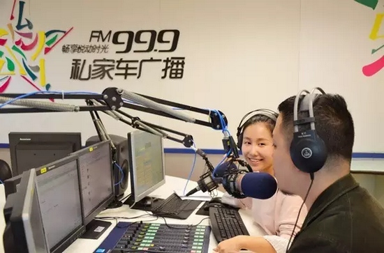 美女嘉賓來做客直播間，麥姐看莫非的眼神，嘖嘖，愛一個人是什么感覺？