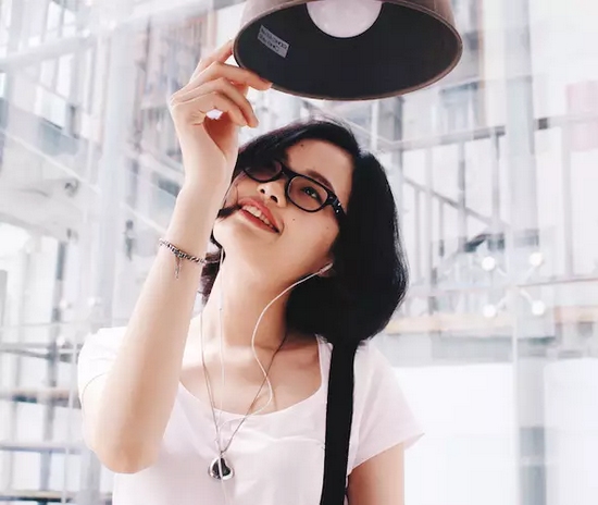 當(dāng)然，怎么能少的了美女出鏡？