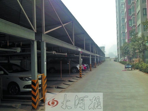 中原區(qū)新禧園小區(qū)，靠著圍墻的空地，建成兩層立體車(chē)庫(kù)。