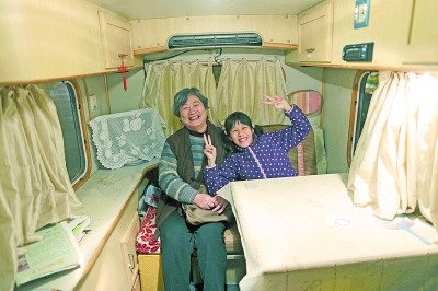  天黑了，外面風(fēng)雨交加而董怡汶坐在溫暖的房車?yán)铩? oldsrc=