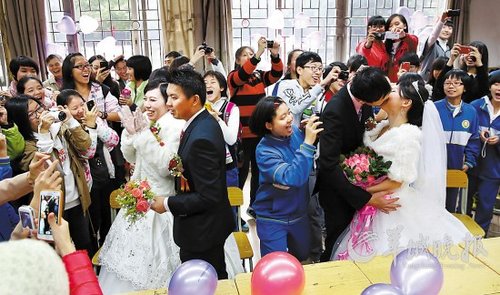 10對老師新人在校園里舉行集體婚禮，在教室里接新娘、拜堂