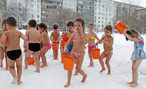 幼兒園的兒童身穿泳裝，在零下25度的雪地里沖涼水澡。