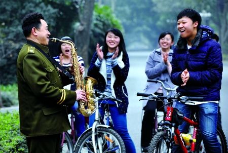 自學(xué)三種樂器，大學(xué)保安哥夢想開音樂會