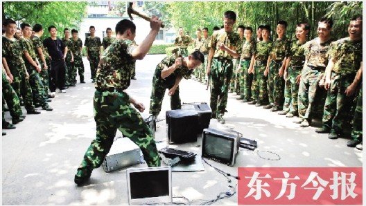 為了讓孩子表達(dá)戒除網(wǎng)癮的決心，學(xué)校組織孩子親手砸毀電腦