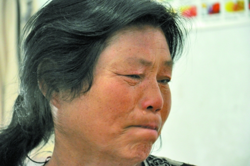 談及女兒的病情，王學(xué)鳳不禁哭了出來(lái)