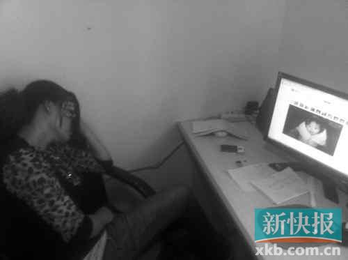遇難孩子的母親向記者展示女兒生前的照片，一邊掩面而泣