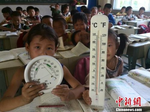 6月3日，下午四點，昆明市東川區(qū)因民鎮(zhèn)中心學校一年級教室溫度達到44℃