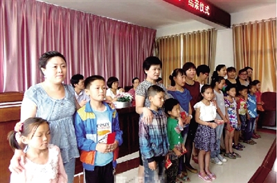 身后的“代理媽媽”，使留守兒童的身心有了依靠