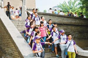 西安小雁塔景區(qū)內(nèi)，學(xué)生們正在古跡前合影留念