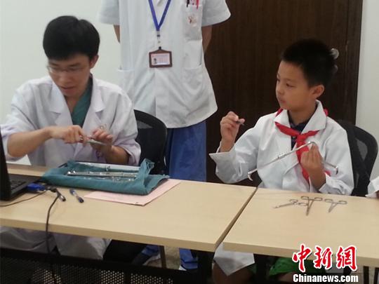 兒童暑期“職業(yè)體驗” 醫(yī)生、警察職業(yè)受熱捧
