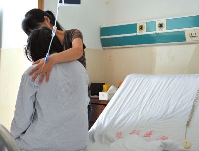由于前天進(jìn)行了面部修復(fù)手術(shù)，俞燕身體不適，父母24小時(shí)陪在她的身邊