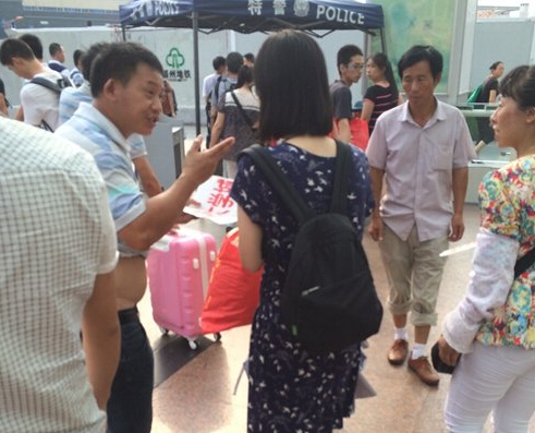 女大學生一出站，黑車的拉客仔就圍上招攬