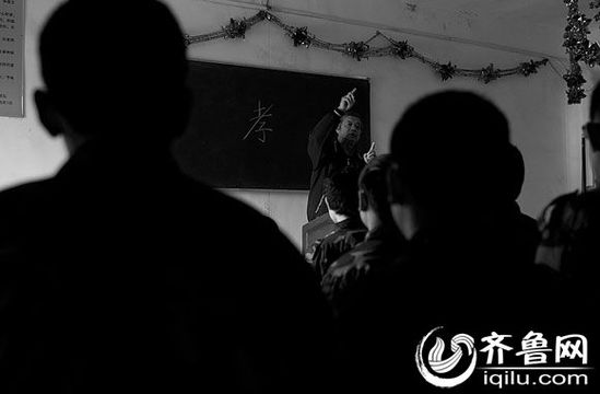 方光與其他癡迷網(wǎng)絡(luò)游戲的孩子一起，在重新認(rèn)識(shí)“孝”的含義