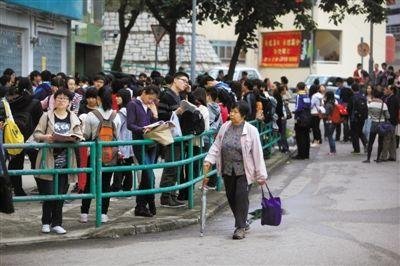 2012年12月1日早晨，香港一處SAT考場(chǎng)，考生在等候進(jìn)場(chǎng)